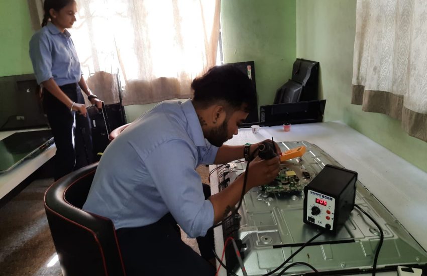 LED TV Service Center Nagpur Technicians